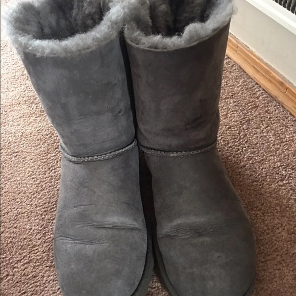 Woman’s gray ugg boots - Picture 3 of 7